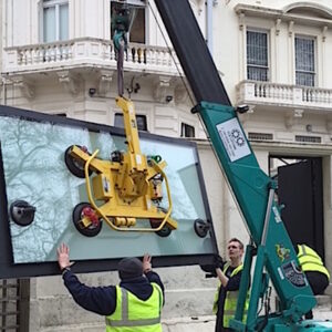 Glass vacuum lifting